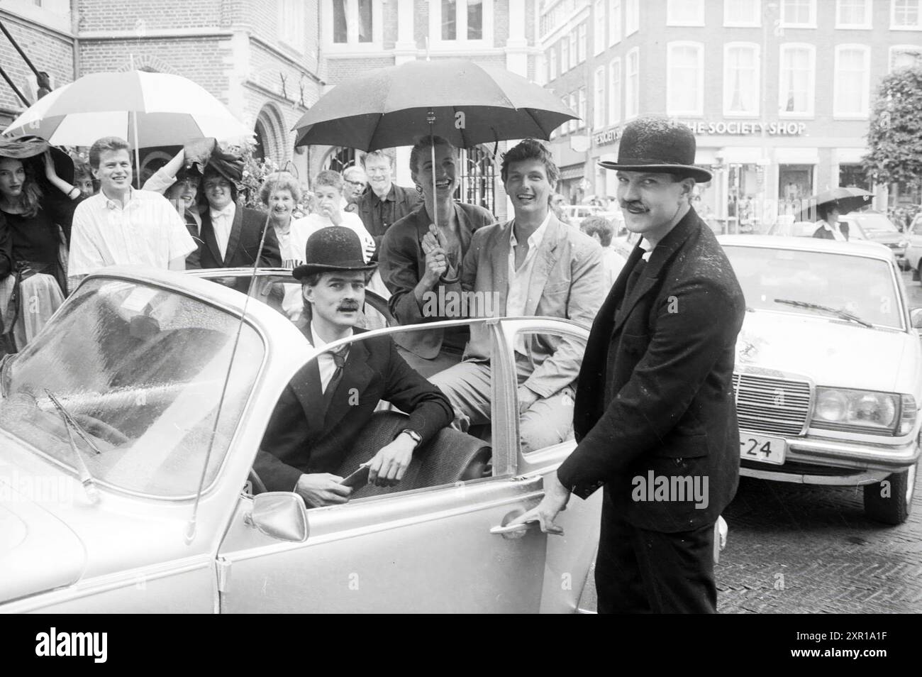 Braut und Bräutigam gebracht von Jansen und Jansen (Tintin) Rathaus, Wedding, 08-07-1988, Whizgle Dutch News: Historische Bilder zugeschnitten für die Zukunft. Erkunden Sie die Vergangenheit der Niederlande mit modernen Perspektiven durch Bilder von niederländischen Agenturen. Verbinden der Ereignisse von gestern mit den Erkenntnissen von morgen. Begeben Sie sich auf eine zeitlose Reise mit Geschichten, die unsere Zukunft prägen. Stockfoto Braut und Bräutigam gebracht von Jansen und Jansen (Tintin) Rathaus, Wedding, 08-07-1988, Whizgle Dutch News: Historische Bilder zugeschnitten für die Zukunft. Erkunden Sie die Vergangenheit der Niederlande mit modernen Perspektiven durch Bilder von niederländischen Agenturen. Verbinden der Ereignisse von gestern mit den Erkenntnissen von morgen. Begeben Sie sich auf eine zeitlose Reise mit Geschichten, die unsere Zukunft prägen. Stockfoto