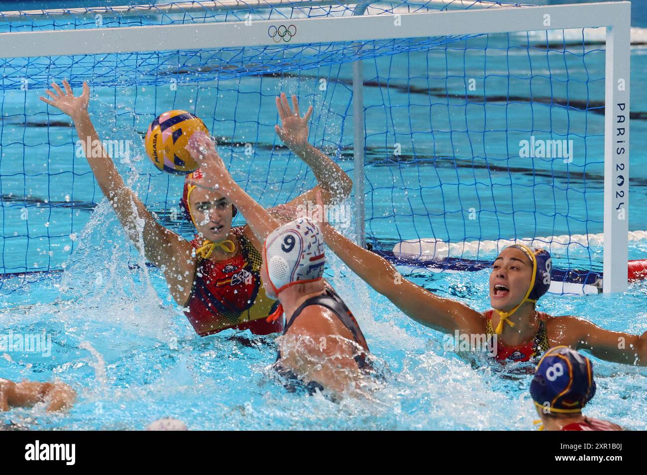 Paris, Ile de France, Frankreich. August 2024. Der niederländische Mittelstürmer Kittylynn Joustra (9) erzielt in einem Halbfinalspiel der Frauen im Wasser-Polospiel während der Olympischen Sommerspiele 2024 in Paris La Défense Arena ein Tor gegen die spanische Torhüterin Martina Terre (13). (Kreditbild: © David G. McIntyre/ZUMA Press Wire) NUR REDAKTIONELLE VERWENDUNG! Nicht für kommerzielle ZWECKE! Stockfoto