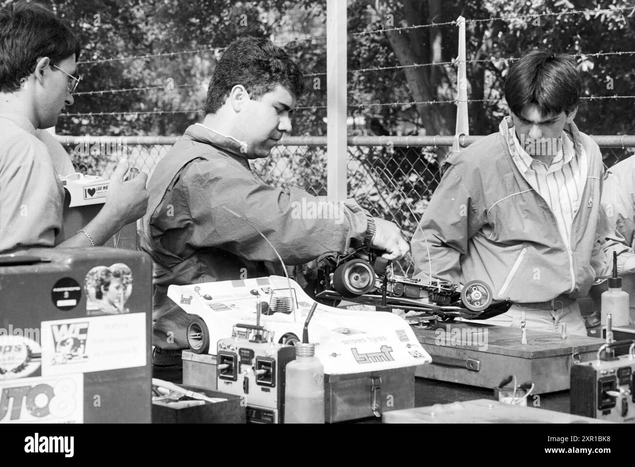 WM-Training funkgesteuerter Rennwagen im Model Auto Club Heemstede mach, Heemstede, Niederlande, 30-06-1989, Whizgle Dutch News: Historische Bilder zugeschnitten auf die Zukunft. Erkunden Sie die Vergangenheit der Niederlande mit modernen Perspektiven durch Bilder von niederländischen Agenturen. Verbinden der Ereignisse von gestern mit den Erkenntnissen von morgen. Begeben Sie sich auf eine zeitlose Reise mit Geschichten, die unsere Zukunft prägen. Stockfoto