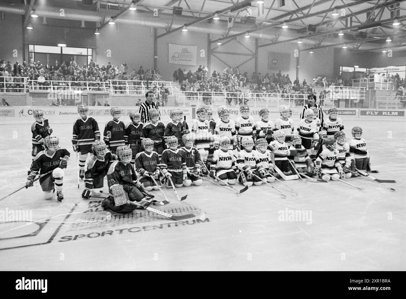 Eröffnung von Eishockeyhalle, Zoetermeer, Eis, Eislaufbahn, Eishockey, Zoetermeer, 27. 11. 1982, Whizgle Dutch News: Historical Images Tailored for the Future. Erkunden Sie die Vergangenheit der Niederlande mit modernen Perspektiven durch Bilder von niederländischen Agenturen. Verbinden der Ereignisse von gestern mit den Erkenntnissen von morgen. Begeben Sie sich auf eine zeitlose Reise mit Geschichten, die unsere Zukunft prägen. Stockfoto