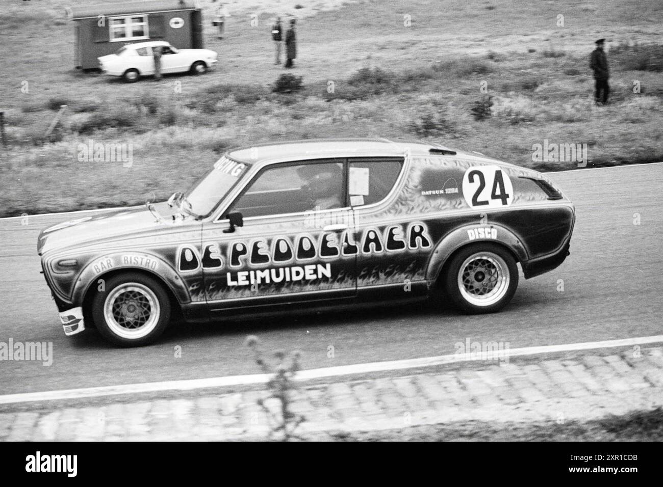 Ein Autorennen auf der Strecke von Zandvoort, Whizgle Dutch News: Historische Bilder für die Zukunft. Erkunden Sie die Vergangenheit der Niederlande mit modernen Perspektiven durch Bilder von niederländischen Agenturen. Verbinden der Ereignisse von gestern mit den Erkenntnissen von morgen. Begeben Sie sich auf eine zeitlose Reise mit Geschichten, die unsere Zukunft prägen. Stockfoto