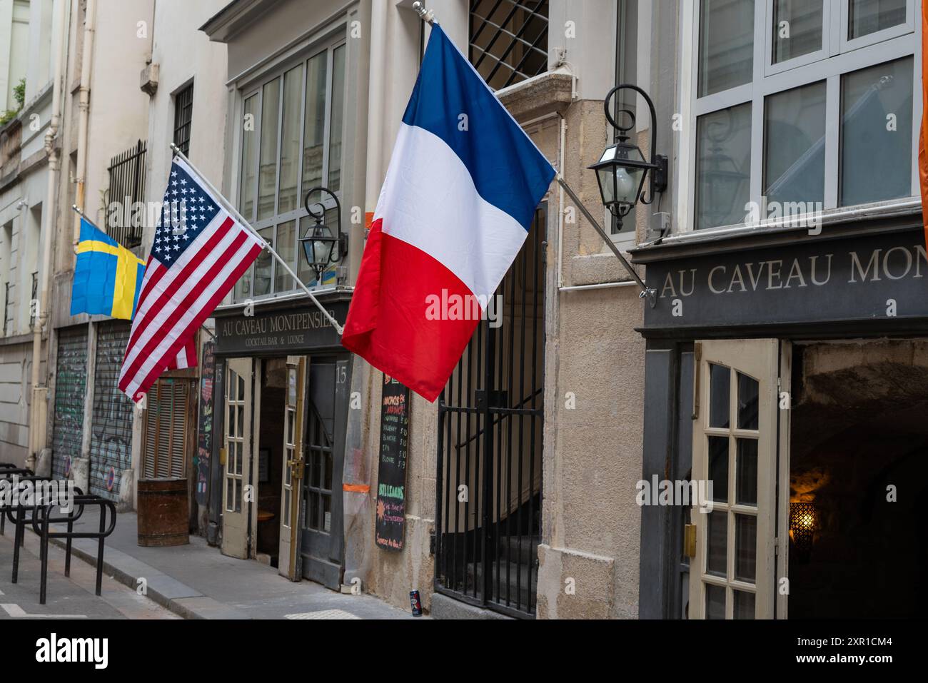 Paris, Frankreich, 08.08.2024 schwedische, amerikanische und französische Flagge hängt während der Olympischen Spiele, Paris 2024 vor einer Cocktailbar in Paris Stockfoto