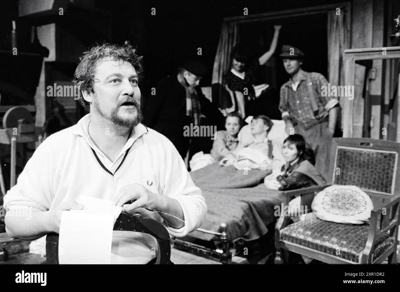 Jules Croiset, Regisseur des Stücks Uitkomst von Herman Heijermans für die Theaterkompanie Amsterdams Volkstoneel. Personen. Theatre., Amsterdam, Niederlande, 25-09-1980, Whizgle Dutch News: Historische Bilder zugeschnitten auf die Zukunft. Erkunden Sie die Vergangenheit der Niederlande mit modernen Perspektiven durch Bilder von niederländischen Agenturen. Verbinden der Ereignisse von gestern mit den Erkenntnissen von morgen. Begeben Sie sich auf eine zeitlose Reise mit Geschichten, die unsere Zukunft prägen. Stockfoto