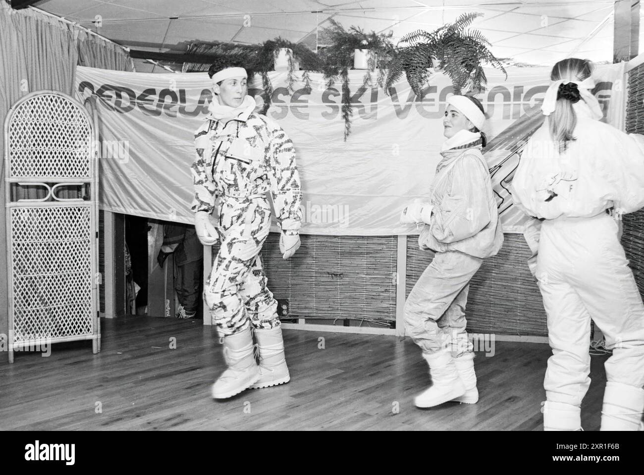 Wintersport-Modenschau Peter Korver, Fashion, 12. 11. 1988, Whizgle Dutch News: Historische Bilder für die Zukunft. Erkunden Sie die Vergangenheit der Niederlande mit modernen Perspektiven durch Bilder von niederländischen Agenturen. Verbinden der Ereignisse von gestern mit den Erkenntnissen von morgen. Begeben Sie sich auf eine zeitlose Reise mit Geschichten, die unsere Zukunft prägen. Stockfoto