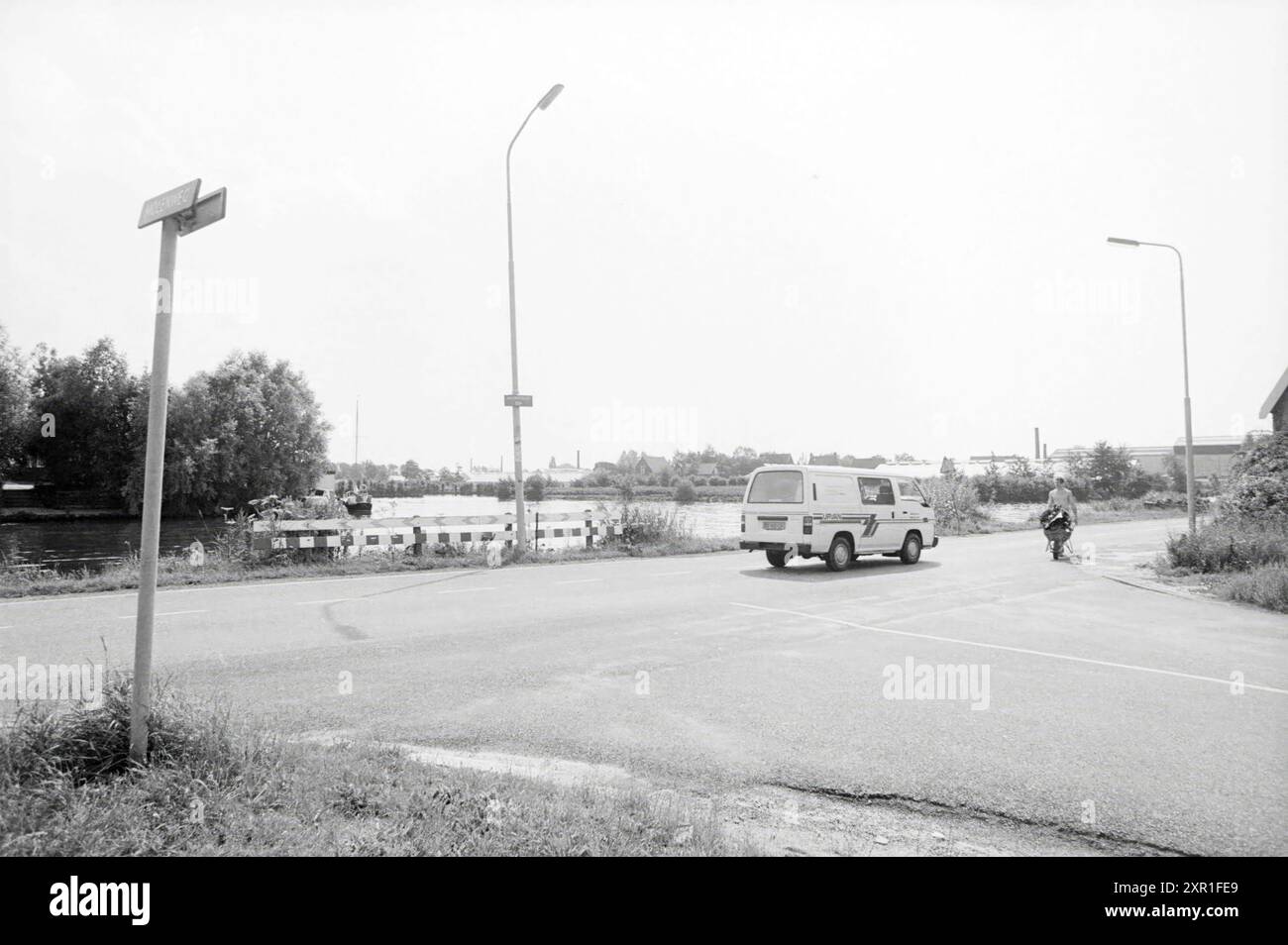 Ort, an dem einst Aalsmeerderbrug stand, Haarlemmermeer, 12-08-1987, Whizgle Dutch News: Historische Bilder zugeschnitten auf die Zukunft. Erkunden Sie die Vergangenheit der Niederlande mit modernen Perspektiven durch Bilder von niederländischen Agenturen. Verbinden der Ereignisse von gestern mit den Erkenntnissen von morgen. Begeben Sie sich auf eine zeitlose Reise mit Geschichten, die unsere Zukunft prägen. Stockfoto