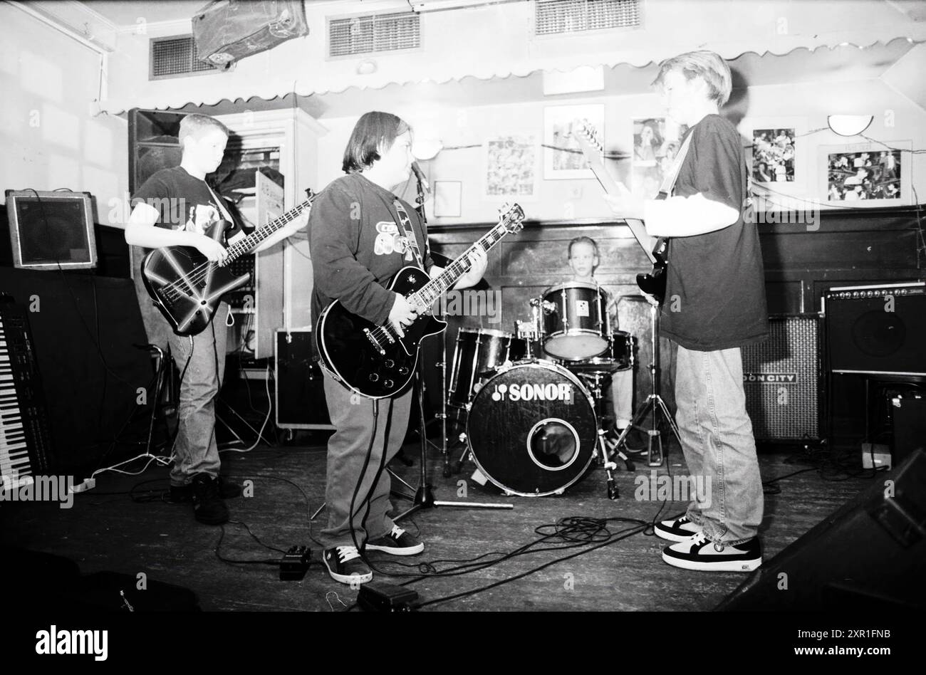 Junge Band, Taverna Imperial, H'lem, Haarlem, Niederlande, 28-02-1996, Whizgle Dutch News: historische Bilder zugeschnitten auf die Zukunft. Erkunden Sie die Vergangenheit der Niederlande mit modernen Perspektiven durch Bilder von niederländischen Agenturen. Verbinden der Ereignisse von gestern mit den Erkenntnissen von morgen. Begeben Sie sich auf eine zeitlose Reise mit Geschichten, die unsere Zukunft prägen. Stockfoto
