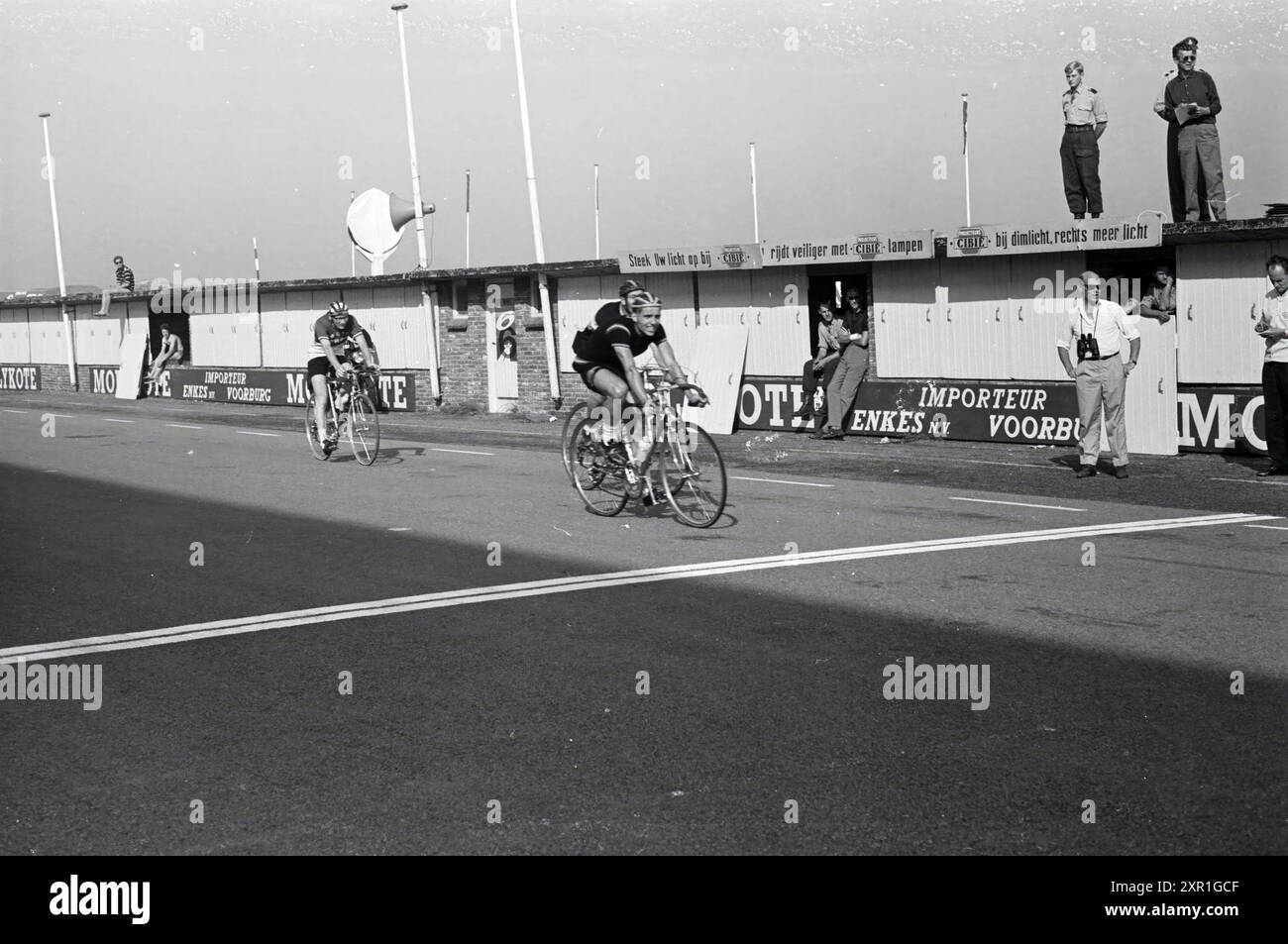 Niederländische Militärmeisterschaft Zandvoort Sieger Jan van der Meer, Radfahren, 27-08-1964, Whizgle Dutch News: Historische Bilder zugeschnitten auf die Zukunft. Erkunden Sie die Vergangenheit der Niederlande mit modernen Perspektiven durch Bilder von niederländischen Agenturen. Verbinden der Ereignisse von gestern mit den Erkenntnissen von morgen. Begeben Sie sich auf eine zeitlose Reise mit Geschichten, die unsere Zukunft prägen. Stockfoto