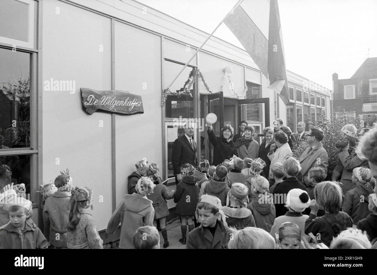 Eröffnung der Schule de Wilgenkatjes, Zwanenburg, Wilgenlaan, Whizgle Dutch News: Historische Bilder zugeschnitten auf die Zukunft. Erkunden Sie die Vergangenheit der Niederlande mit modernen Perspektiven durch Bilder von niederländischen Agenturen. Verbinden der Ereignisse von gestern mit den Erkenntnissen von morgen. Begeben Sie sich auf eine zeitlose Reise mit Geschichten, die unsere Zukunft prägen. Stockfoto
