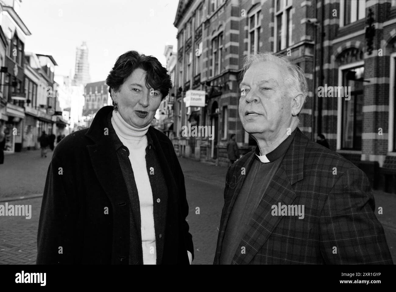 Ehemaliger Bischof Bär und Frau aus Oerle, 10. April 2000, Whizgle Dutch News: Historische Bilder zugeschnitten auf die Zukunft. Erkunden Sie die Vergangenheit der Niederlande mit modernen Perspektiven durch Bilder von niederländischen Agenturen. Verbinden der Ereignisse von gestern mit den Erkenntnissen von morgen. Begeben Sie sich auf eine zeitlose Reise mit Geschichten, die unsere Zukunft prägen. Stockfoto