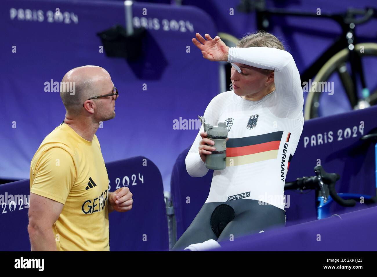 Saint Quentin En Yvelines, Frankreich. August 2024. Olympia, Paris 2024, Radfahren, Rennstrecke, Keirin, Frauen, Finale, Deutschland Emma Hinze spricht nach dem Rennen mit Jan van Eijden, Trainer der deutschen Sprint-Nationalmannschaft. Quelle: Jan Woitas/dpa/Alamy Live News Stockfoto