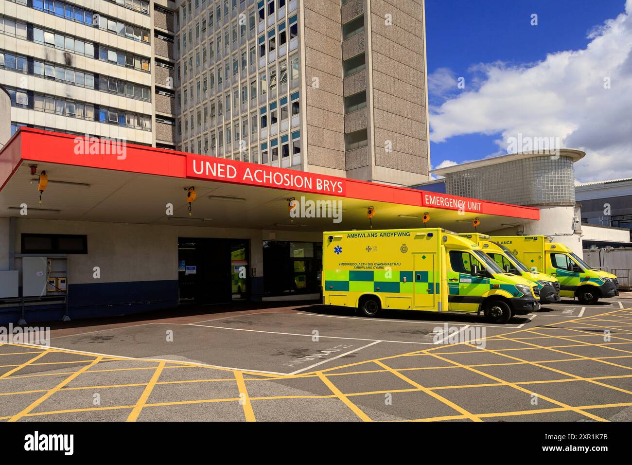 Notaufnahme und Krankenwagen warten draußen. University Hospital of Wales, Heath Hospital, Cardiff und Vale University Health Board. Aufgenommen Im August 2024 Stockfoto
