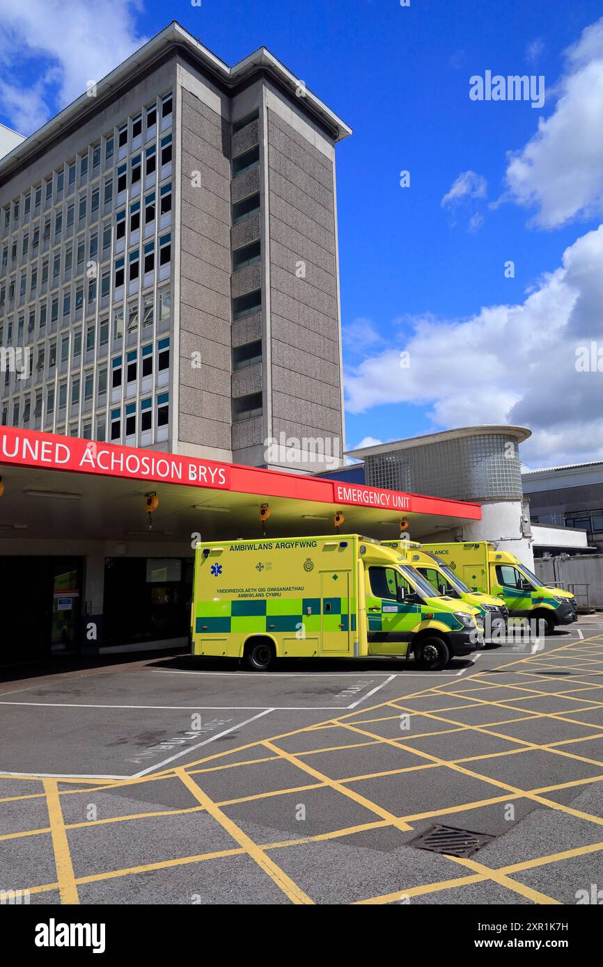 Notaufnahme und Krankenwagen warten draußen. University Hospital of Wales, Heath Hospital, Cardiff und Vale University Health Board. Aufgenommen Im August 2024 Stockfoto