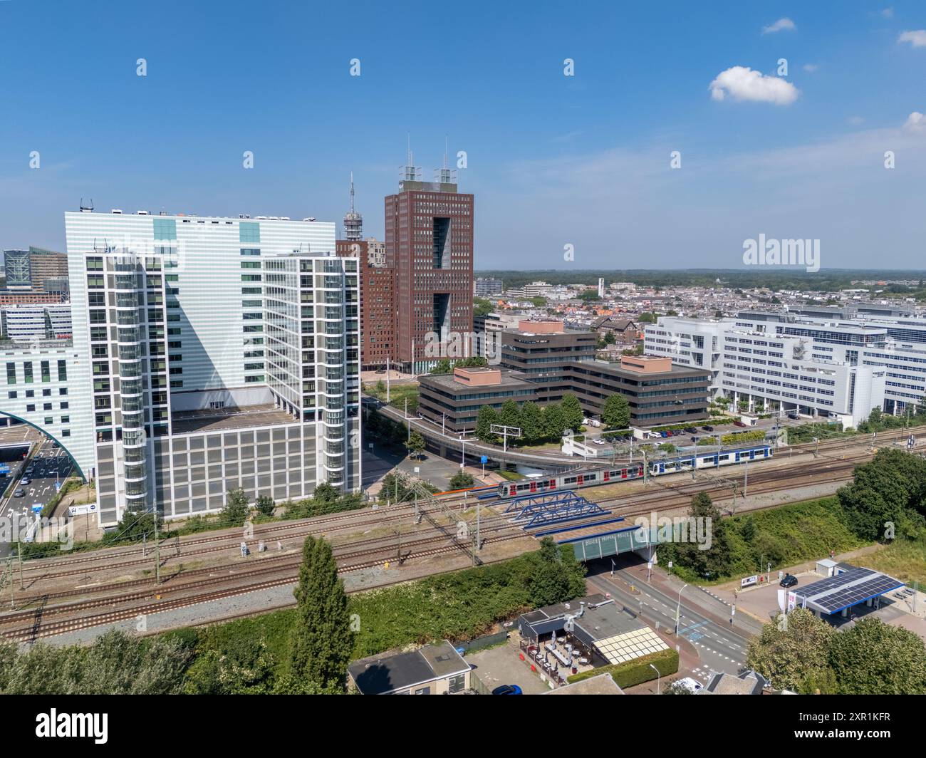 Luftdrohnenfoto der Skyline in den Haag, auch bekannt als den Haag. Es gibt einige Wolkenkratzer im Business Center. Stockfoto