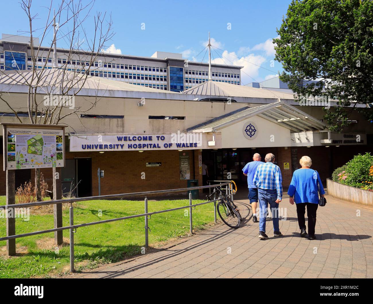 Haupteingang, University Hospital of Wales, Heath Hospital, Cardiff und Vale University Health Board. Vom August 2024 Stockfoto