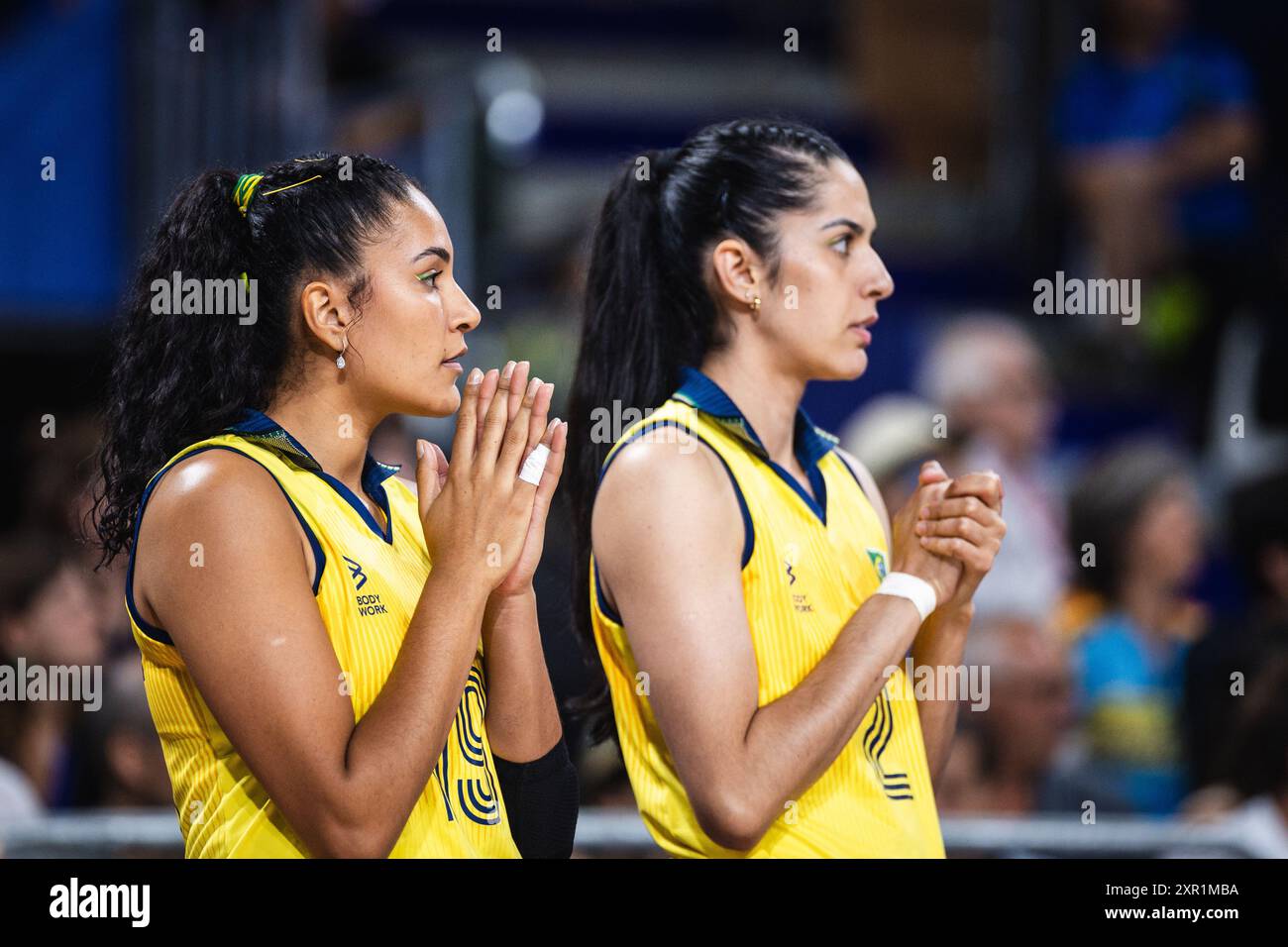 PARIS, IF - 08.08.2024: BRASILIEN X USA HALLENVOLLEYBALL - Volleyball - Olympische Spiele 2024 - Brasilien auf dem Foto, Tainara (19) und Diana (02) ängstlich vor den letzten Punkten (Foto: Luca Castro/Fotoarena) Stockfoto