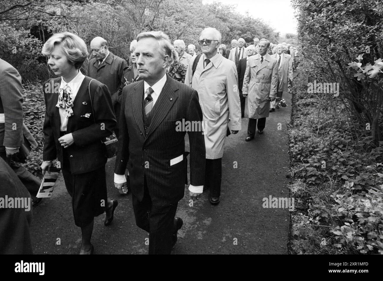 Ehemaliger politischer Gefangener mit Korthals Altes, Ehrenfriedhof, Ehrenfriedhof, Overveen, 10-05-1988, Whizgle Dutch News: historische Bilder für die Zukunft. Erkunden Sie die Vergangenheit der Niederlande mit modernen Perspektiven durch Bilder von niederländischen Agenturen. Verbinden der Ereignisse von gestern mit den Erkenntnissen von morgen. Begeben Sie sich auf eine zeitlose Reise mit Geschichten, die unsere Zukunft prägen. Stockfoto