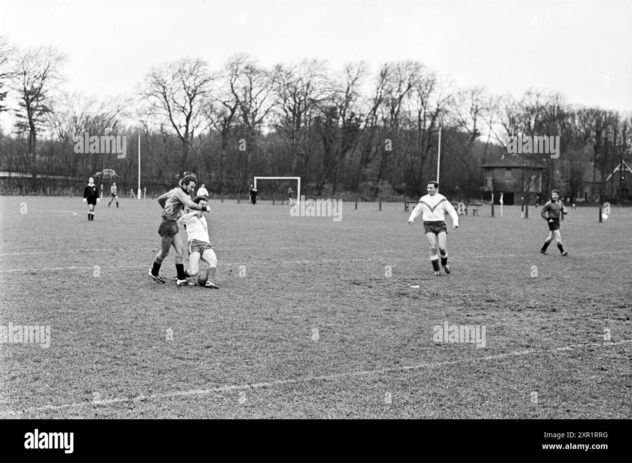 Kennemerland - O.S.O., Football, 15. 12. 1962, Whizgle Dutch News: Historical Images Tailored for the Future. Erkunden Sie die Vergangenheit der Niederlande mit modernen Perspektiven durch Bilder von niederländischen Agenturen. Verbinden der Ereignisse von gestern mit den Erkenntnissen von morgen. Begeben Sie sich auf eine zeitlose Reise mit Geschichten, die unsere Zukunft prägen. Stockfoto