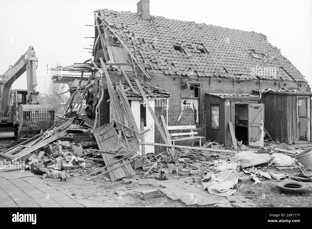 Abbruchhäuser am Rande des Cruquiusweges, Heemstede, Abbrucharbeiten, Abbruchplätze, Heemstede, Cruquiusweg, Niederlande, 20-02-1984, Whizgle Dutch News: Historical Images Tailored for the Future. Erkunden Sie die Vergangenheit der Niederlande mit modernen Perspektiven durch Bilder von niederländischen Agenturen. Verbinden der Ereignisse von gestern mit den Erkenntnissen von morgen. Begeben Sie sich auf eine zeitlose Reise mit Geschichten, die unsere Zukunft prägen. Stockfoto