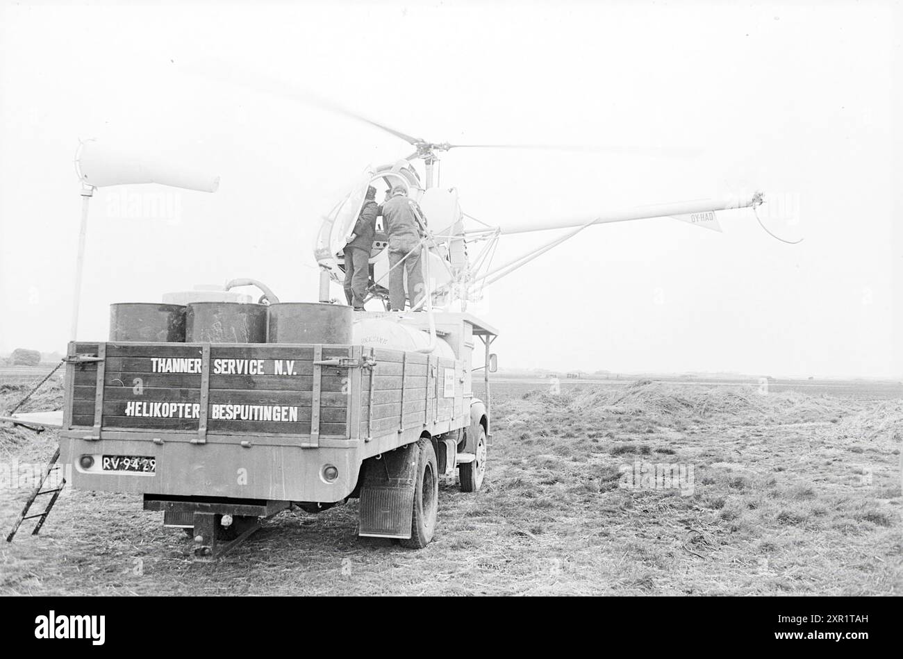 Hubschrauber auf einem Lkw, Whizgle Dutch News: Historische Bilder für die Zukunft. Erkunden Sie die Vergangenheit der Niederlande mit modernen Perspektiven durch Bilder von niederländischen Agenturen. Verbinden der Ereignisse von gestern mit den Erkenntnissen von morgen. Begeben Sie sich auf eine zeitlose Reise mit Geschichten, die unsere Zukunft prägen. Stockfoto