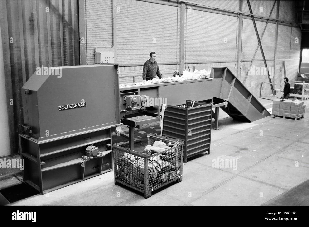 New Paper Shredding Machine von Brantjes, Paper Factory and Paper Trader, 22-05-1985, Whizgle Dutch News: Historische Bilder für die Zukunft. Erkunden Sie die Vergangenheit der Niederlande mit modernen Perspektiven durch Bilder von niederländischen Agenturen. Verbinden der Ereignisse von gestern mit den Erkenntnissen von morgen. Begeben Sie sich auf eine zeitlose Reise mit Geschichten, die unsere Zukunft prägen. Stockfoto