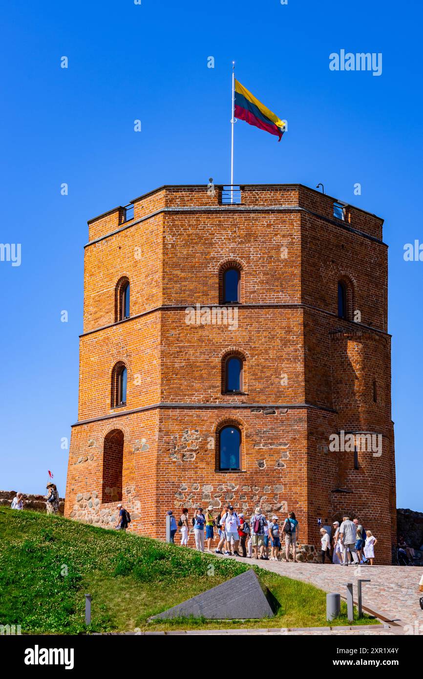 Vilnius, Litauen. Juni 2024. Turm der Burg Gediminas, ein verbliebener Teil der oberen Burg auf dem Gediminas-Hügel Stockfoto