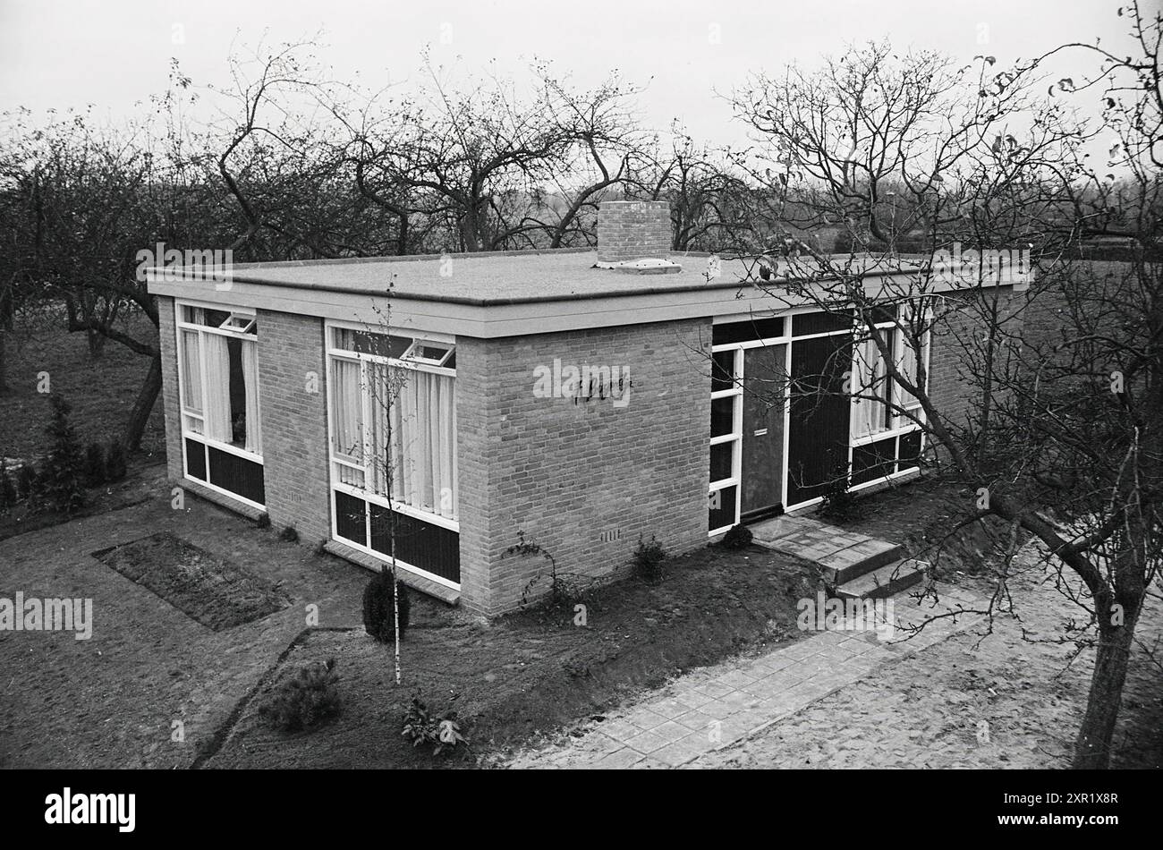 1st Bogaars House in Dinther N.B., Exterior, Houses and House Construction, Interior, 07-11-1963, Whizgle Dutch News: Historische Bilder zugeschnitten auf die Zukunft. Erkunden Sie die Vergangenheit der Niederlande mit modernen Perspektiven durch Bilder von niederländischen Agenturen. Verbinden der Ereignisse von gestern mit den Erkenntnissen von morgen. Begeben Sie sich auf eine zeitlose Reise mit Geschichten, die unsere Zukunft prägen. Stockfoto
