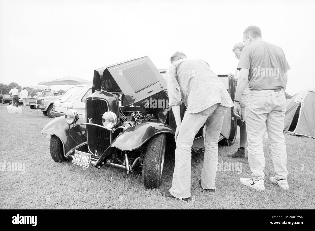 Custom Car Show, Houtrak, Sp'woude, Spaarnwoude, 07-06-1992, Whizgle Dutch News: historische Bilder für die Zukunft. Erkunden Sie die Vergangenheit der Niederlande mit modernen Perspektiven durch Bilder von niederländischen Agenturen. Verbinden der Ereignisse von gestern mit den Erkenntnissen von morgen. Begeben Sie sich auf eine zeitlose Reise mit Geschichten, die unsere Zukunft prägen. Stockfoto