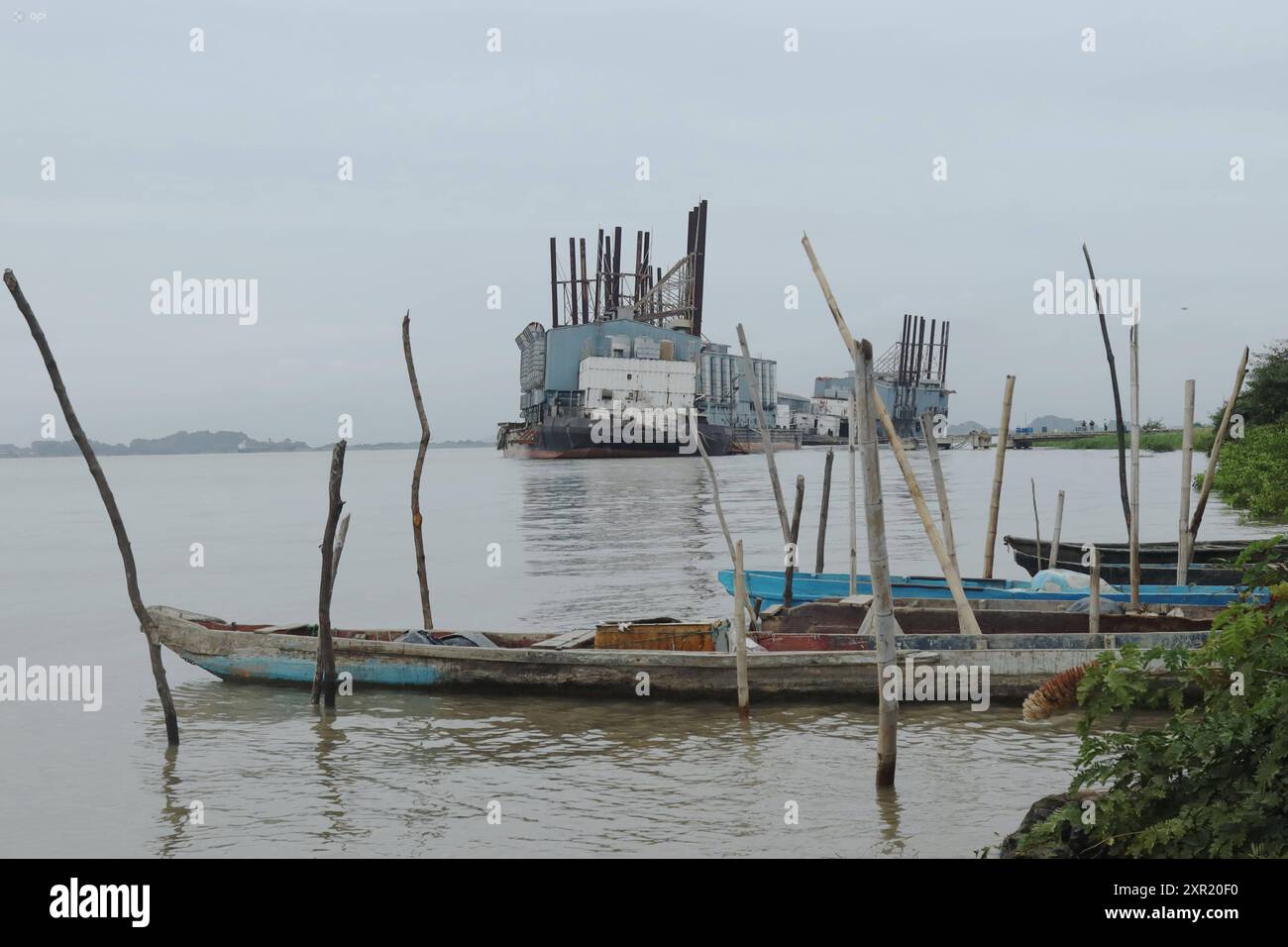 GYE BARGE LAS ESCLUSAS Guayaquil, Donnerstag, 08. August 2024 Sektor der elektrischen Umspannstation Las Esclusas Celec im Süden von Guayaquil, wo die türkische Lastkahn der Stromerzeugung Emre Bey von Karpowership Company verbunden werden wird, gehen Fischer an den Ort wo sie zwischen Kanus und Spiegelnetzen ihre lebenden Fotos verdienen CÃ sar Munoz API Guayaquil Guayas Ecuador FIN GYE BARCAZA LASESCLUSAS fec4d450178f73ffa4fae4eb5ece09e Copyright: xCÃ sarxMunozx Stockfoto
