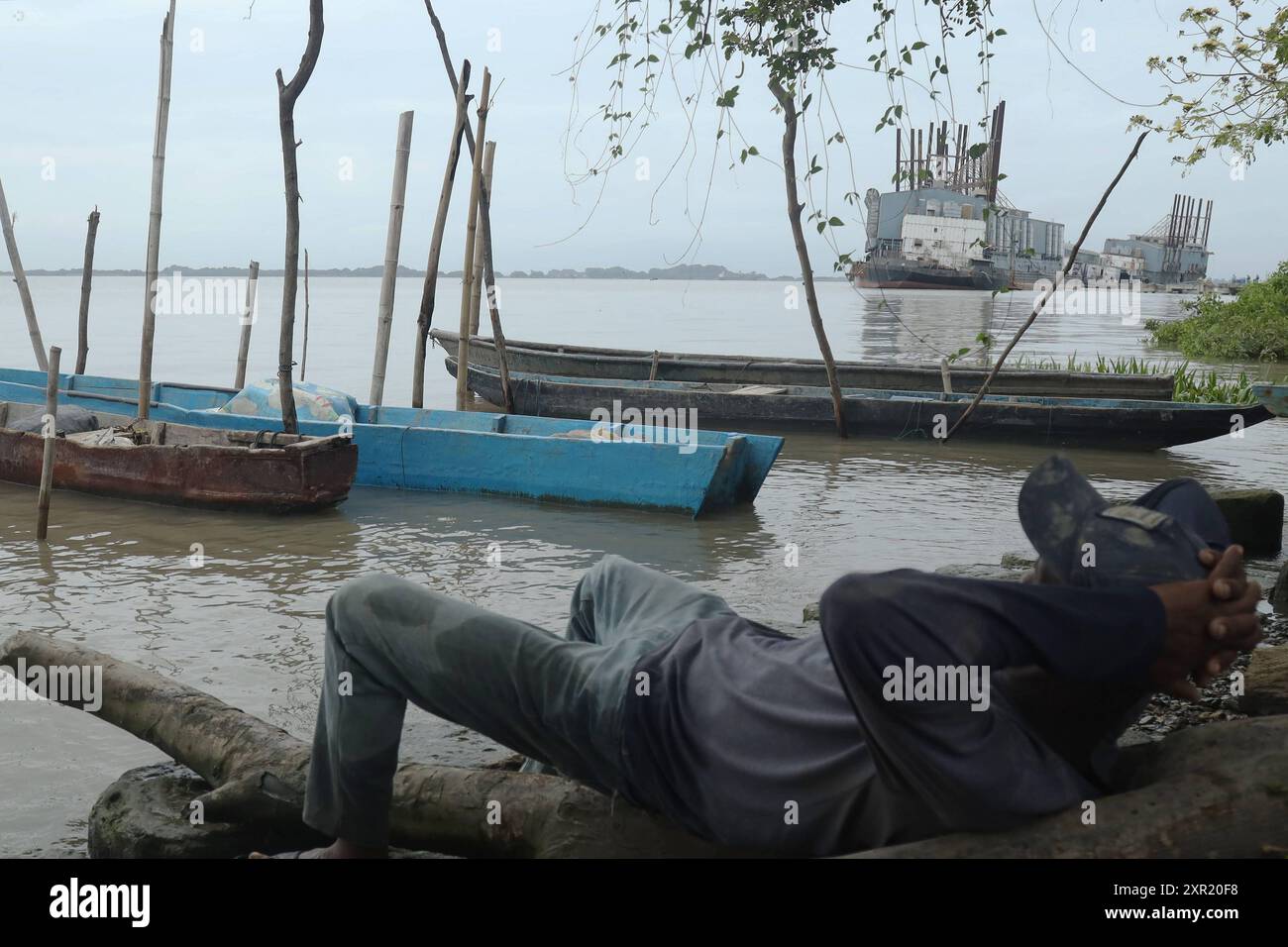 GYE BARGE LAS ESCLUSAS Guayaquil, Donnerstag, 08. August 2024 Sektor der elektrischen Umspannstation Las Esclusas Celec im Süden von Guayaquil, wo die türkische Lastkahn der Stromerzeugung Emre Bey von Karpowership Company verbunden werden wird, gehen die Fischer an den Ort wo sie zwischen Kanus und Spiegelnetzen ihre lebenden Fotos verdienen CÃ sar Munoz API Guayaquil Guayas Ecuador FIN GYE BARCAZA LASESCLUSAS f0d0e11f02f9e47136e848806e3ff52 Copyright: xCÃ sarxMunozx Stockfoto