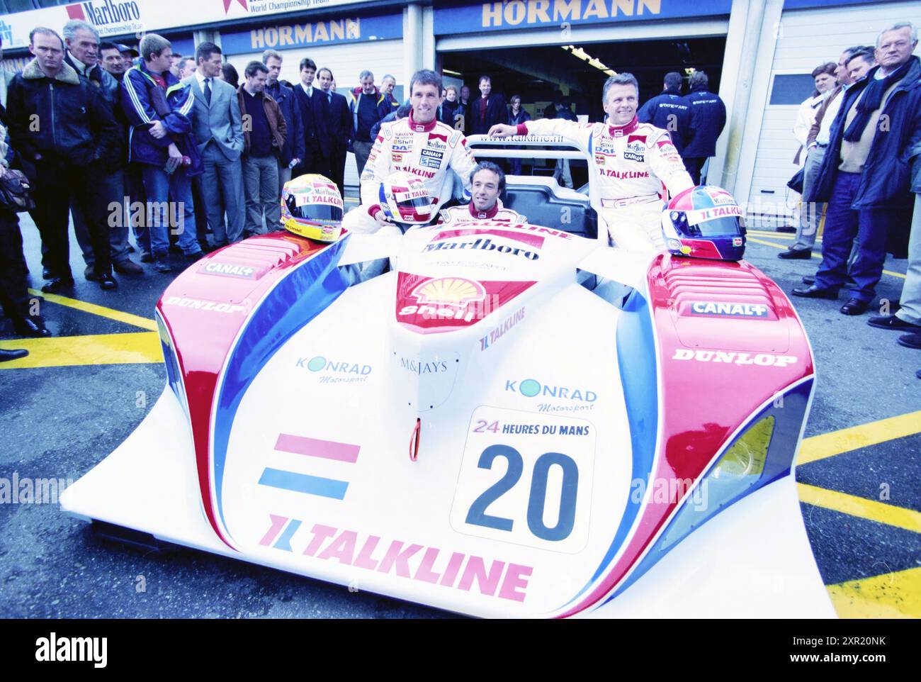 Präsentation des Rennwagens Le Mans, 11-04-2000, Whizgle Dutch News: Historische Bilder für die Zukunft. Erkunden Sie die Vergangenheit der Niederlande mit modernen Perspektiven durch Bilder von niederländischen Agenturen. Verbinden der Ereignisse von gestern mit den Erkenntnissen von morgen. Begeben Sie sich auf eine zeitlose Reise mit Geschichten, die unsere Zukunft prägen. Stockfoto