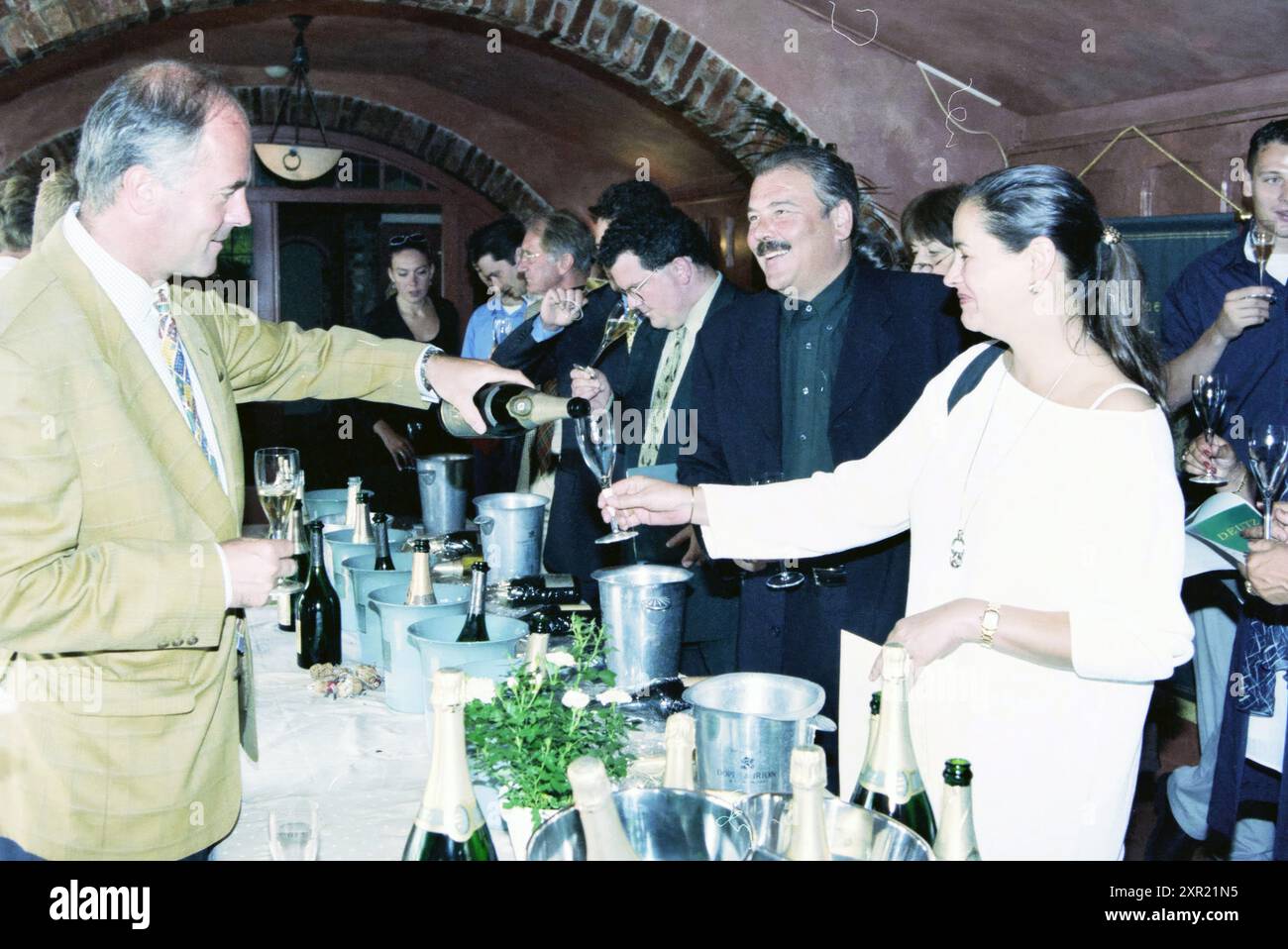 Champagne Tasting Riche, 26.06.1999, Whizgle Dutch News: Historische Bilder für die Zukunft. Erkunden Sie die Vergangenheit der Niederlande mit modernen Perspektiven durch Bilder von niederländischen Agenturen. Verbinden der Ereignisse von gestern mit den Erkenntnissen von morgen. Begeben Sie sich auf eine zeitlose Reise mit Geschichten, die unsere Zukunft prägen. Stockfoto