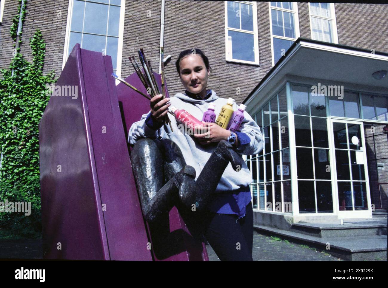 Nikkie Timmermans, Gymnasium, Velsen, Velsen, 09-05-1999, Whizgle Dutch News: historische Bilder für die Zukunft. Erkunden Sie die Vergangenheit der Niederlande mit modernen Perspektiven durch Bilder von niederländischen Agenturen. Verbinden der Ereignisse von gestern mit den Erkenntnissen von morgen. Begeben Sie sich auf eine zeitlose Reise mit Geschichten, die unsere Zukunft prägen. Stockfoto