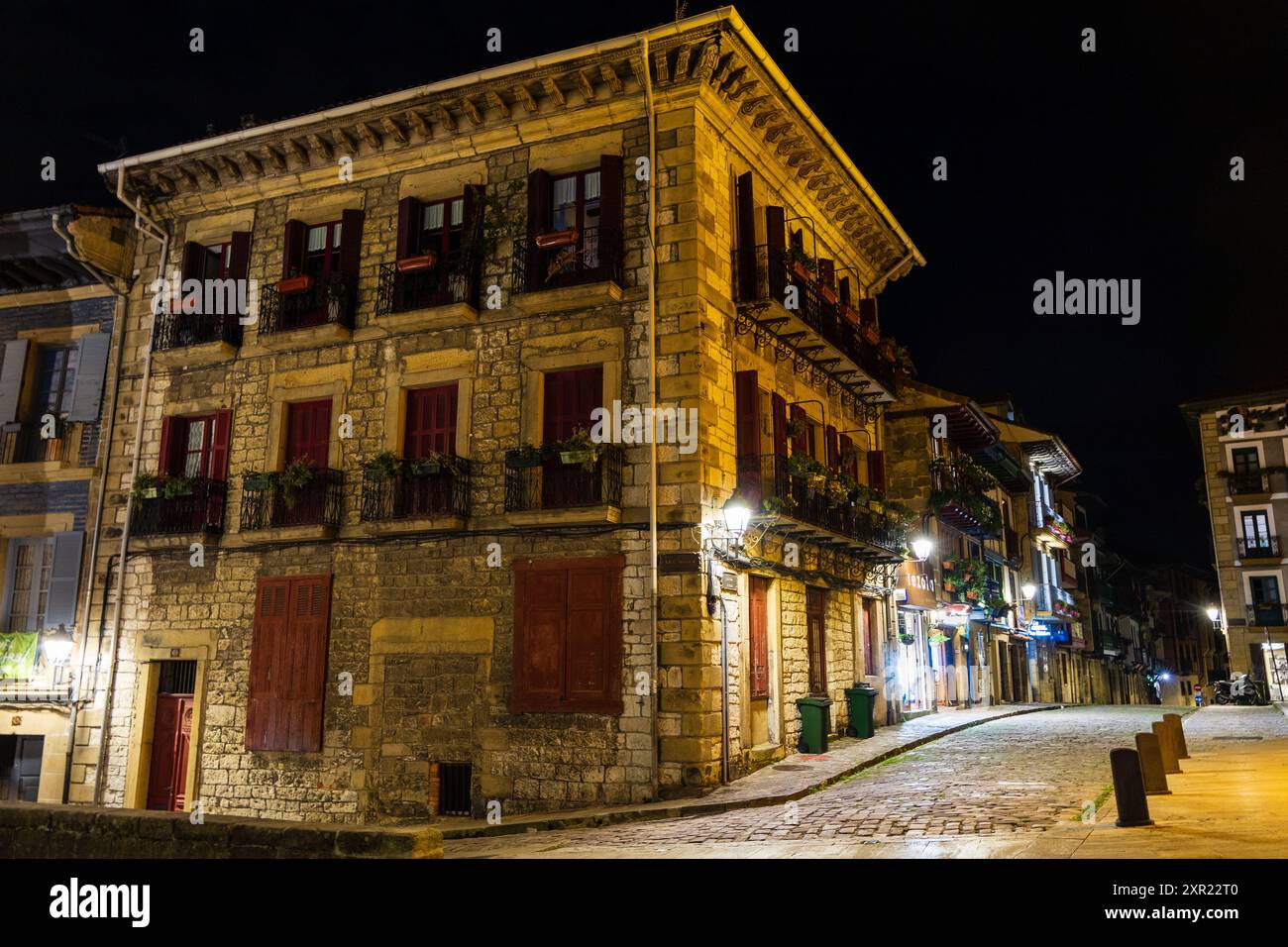 Arma Square (Harma Plaza), der zentrale Platz in der Altstadt, beleuchtet von Laternen. Nacht. Hondarribia, Baskenland, Spanien. Stockfoto