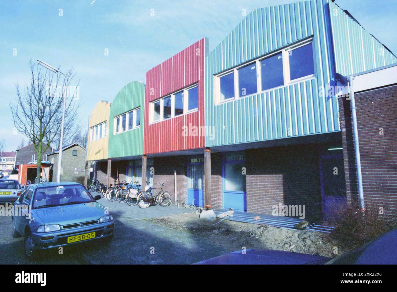 Außenansicht eines neuen Gemeindezentrums de Spil in IJmuiden, IJmuiden, Niederlande, 30-11-1998, Whizgle Dutch News: Historische Bilder zugeschnitten auf die Zukunft. Erkunden Sie die Vergangenheit der Niederlande mit modernen Perspektiven durch Bilder von niederländischen Agenturen. Verbinden der Ereignisse von gestern mit den Erkenntnissen von morgen. Begeben Sie sich auf eine zeitlose Reise mit Geschichten, die unsere Zukunft prägen. Stockfoto