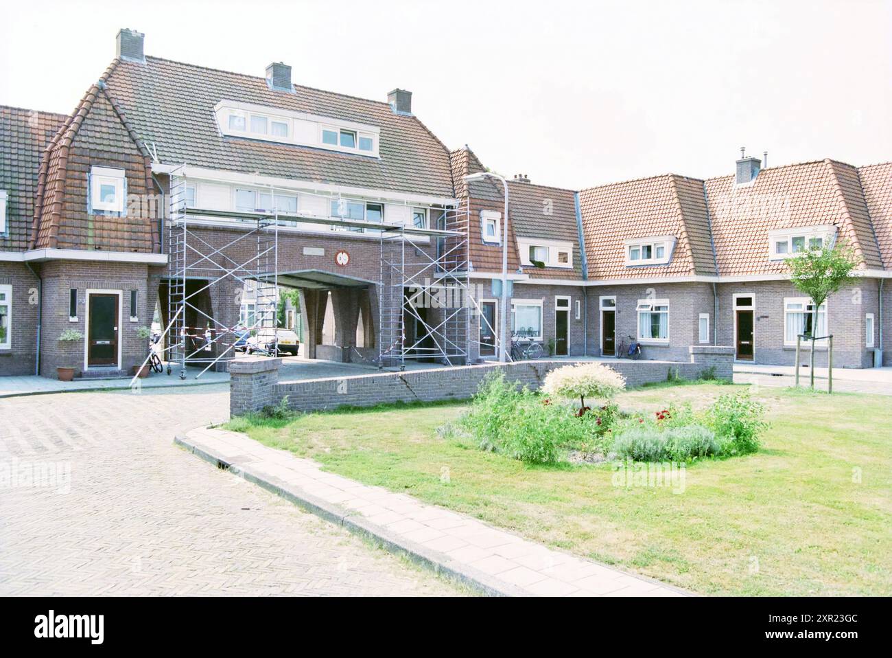 Renovierte Häuser, Kastanjestraat., Haarlem, Kastanjestraat, Niederlande, 12-08-1997, Whizgle Dutch News: Historical Images Tailored for the Future. Erkunden Sie die Vergangenheit der Niederlande mit modernen Perspektiven durch Bilder von niederländischen Agenturen. Verbinden der Ereignisse von gestern mit den Erkenntnissen von morgen. Begeben Sie sich auf eine zeitlose Reise mit Geschichten, die unsere Zukunft prägen. Stockfoto