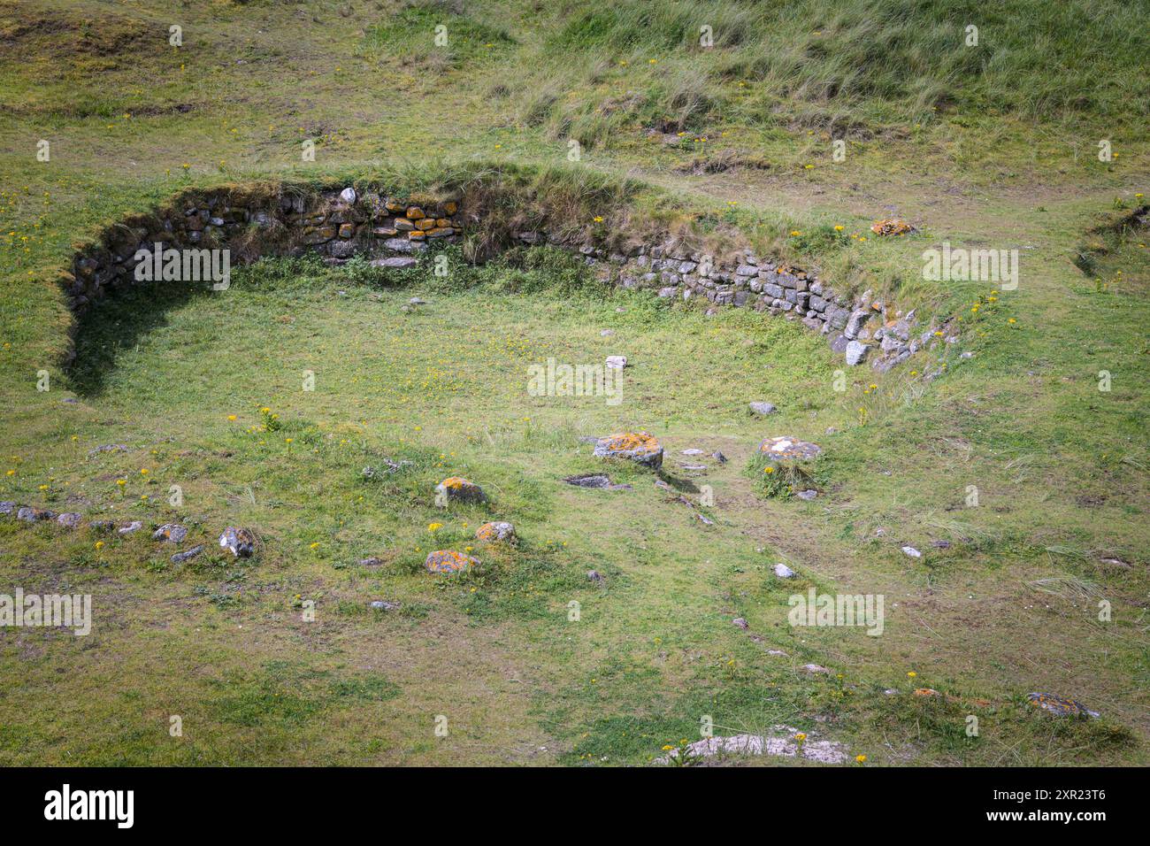 Ein HDR-Bild des späten Bronzezeitalters/früheisenzeitlichen Cladh Hallan Roundhouse in South Uist, Äußere Hebriden, Schottland. 30. Juli 2014 Stockfoto