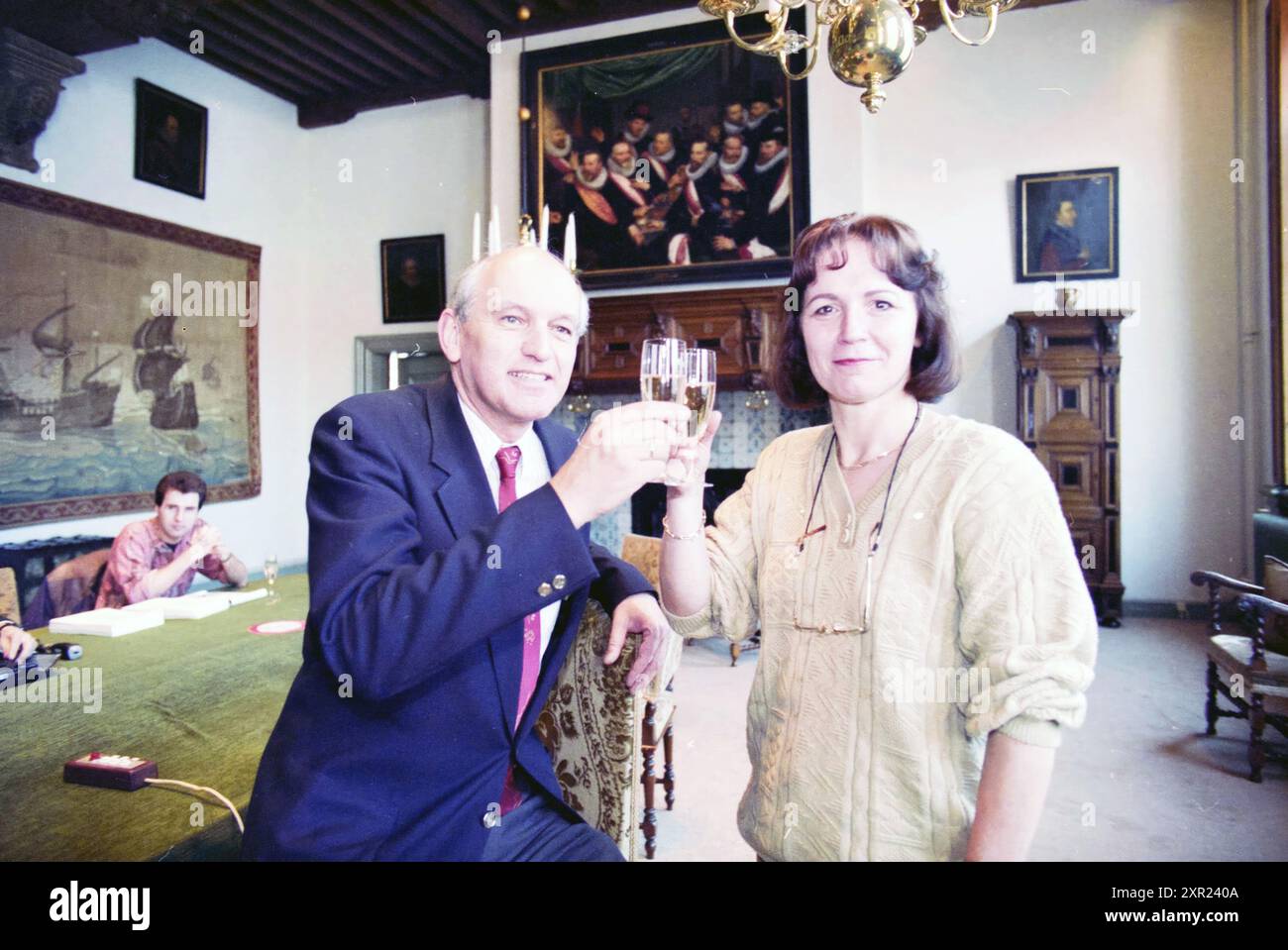 Bürgermeister Pop und Stadtrat Van Viegen zwitschern Champagner, weil Haarlem vom Repräsentantenhaus als Großstadt anerkannt wurde. Haarlem City Hall., Haarlem, Niederlande, 17-04-1996, Whizgle Dutch News: Historical Images Tailored for the Future. Erkunden Sie die Vergangenheit der Niederlande mit modernen Perspektiven durch Bilder von niederländischen Agenturen. Verbinden der Ereignisse von gestern mit den Erkenntnissen von morgen. Begeben Sie sich auf eine zeitlose Reise mit Geschichten, die unsere Zukunft prägen. Stockfoto