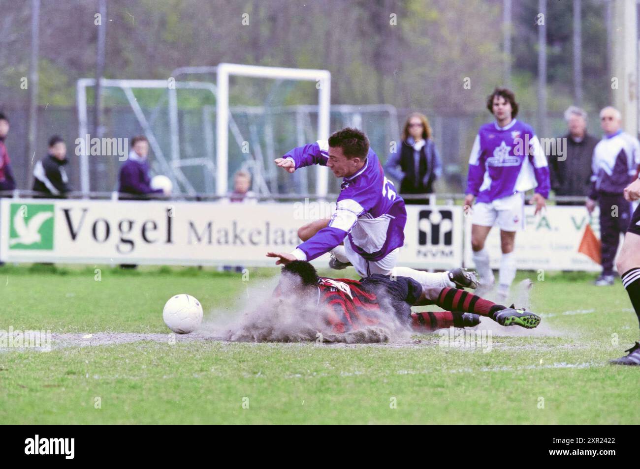 Football: D.W.S. - Royal H.F.C., 13. April 2002, Whizgle Dutch News: Historische Bilder für die Zukunft. Erkunden Sie die Vergangenheit der Niederlande mit modernen Perspektiven durch Bilder von niederländischen Agenturen. Verbinden der Ereignisse von gestern mit den Erkenntnissen von morgen. Begeben Sie sich auf eine zeitlose Reise mit Geschichten, die unsere Zukunft prägen. Stockfoto