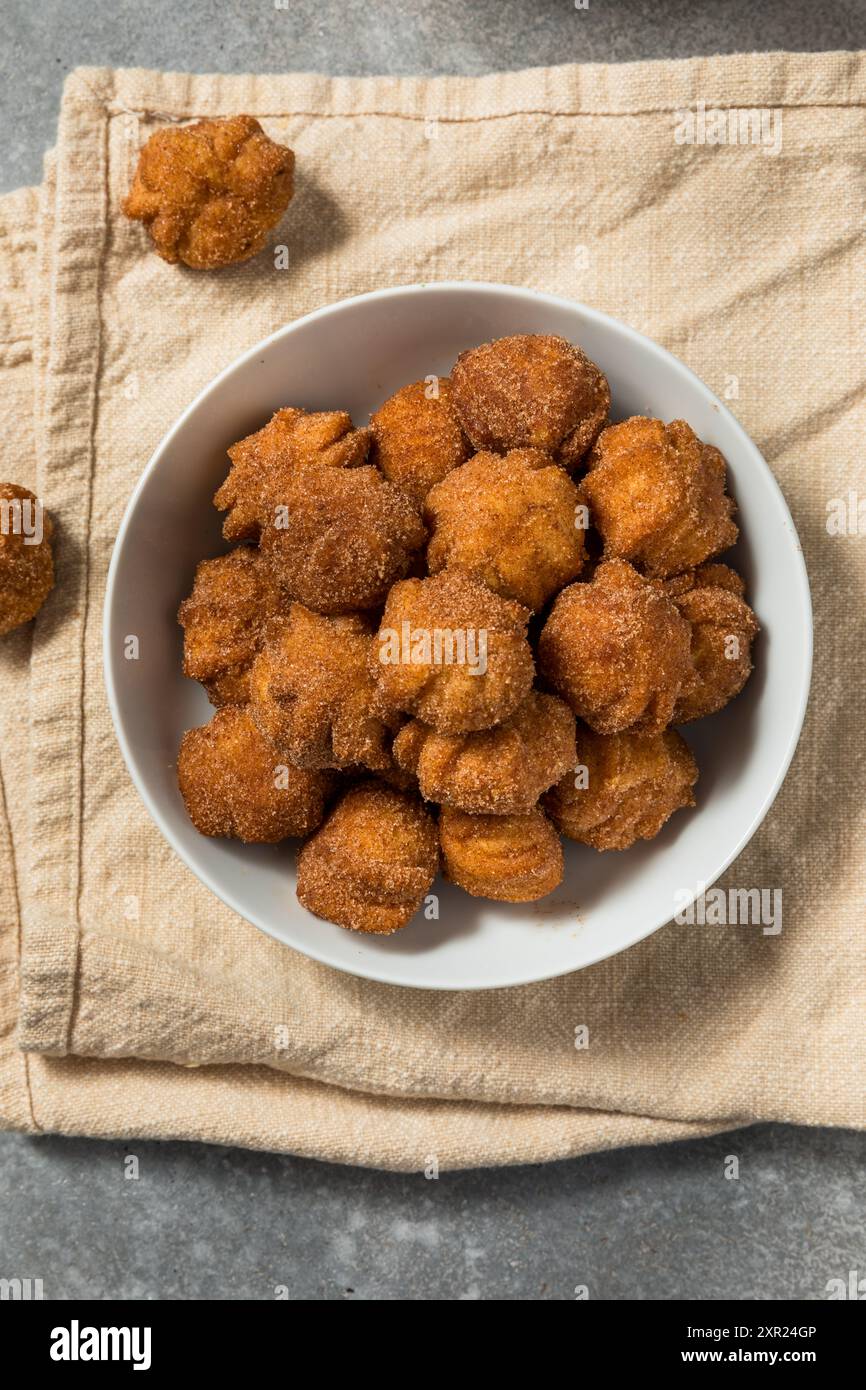 Süße hausgemachte Churro Donut Bites mit Zimt und Zucker Stockfoto