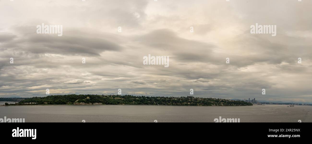 Insellandschaft unter dem bewölkten Himmel Stockfoto