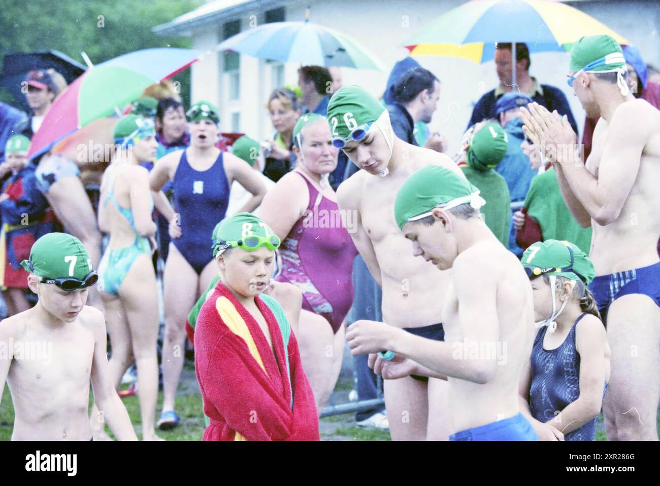 Kanal Schwimmen, Spaarnwoude, Spaarnwoude, 19-06-1999, Whizgle Dutch News: Historische Bilder zugeschnitten auf die Zukunft. Erkunden Sie die Vergangenheit der Niederlande mit modernen Perspektiven durch Bilder von niederländischen Agenturen. Verbinden der Ereignisse von gestern mit den Erkenntnissen von morgen. Begeben Sie sich auf eine zeitlose Reise mit Geschichten, die unsere Zukunft prägen. Stockfoto
