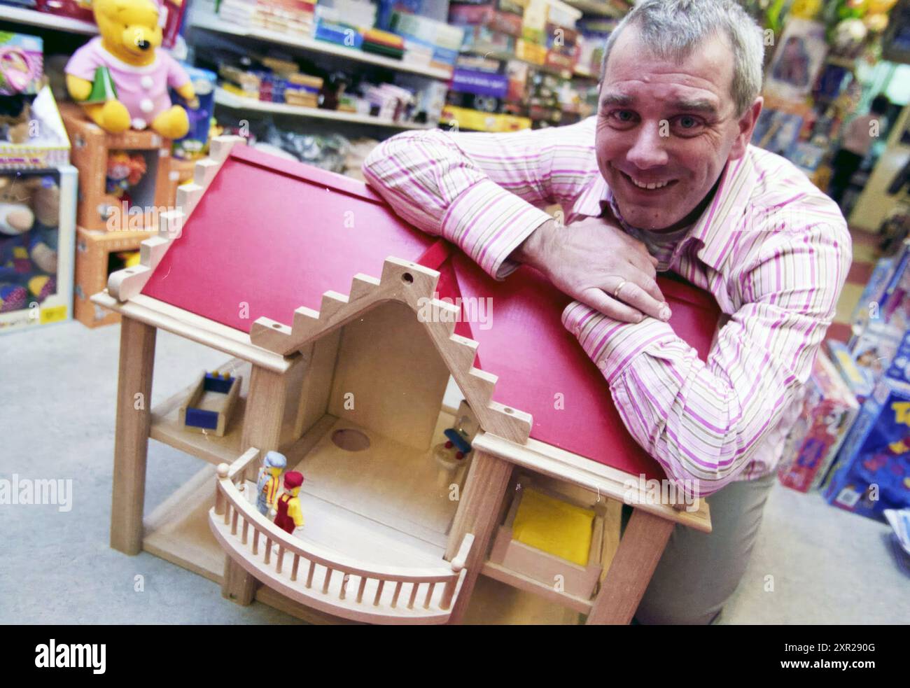 Peter van den Nouwland in seinem Spielwarengeschäft "Game Time"., Haarlem, Generaal Cronjéstraat, Niederlande, 17-11-2002, Whizgle Dutch News: historische Bilder für die Zukunft. Erkunden Sie die Vergangenheit der Niederlande mit modernen Perspektiven durch Bilder von niederländischen Agenturen. Verbinden der Ereignisse von gestern mit den Erkenntnissen von morgen. Begeben Sie sich auf eine zeitlose Reise mit Geschichten, die unsere Zukunft prägen. Stockfoto