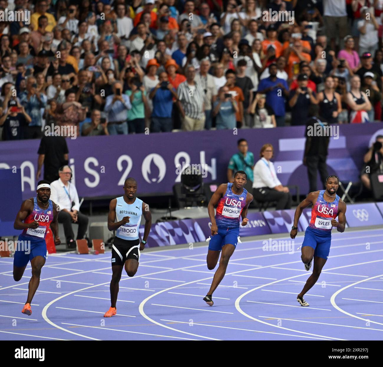 TEBOGO Letsile of Botswana (2nd from L) competes during the men's athletics 200m final of the Paris Olympics at the Stade de France in Saint-Denis, France on August 8, 2024. TEBOGO Letsile won the event to claim gold medal.( The Yomiuri Shimbun via AP Images ) Stockfoto