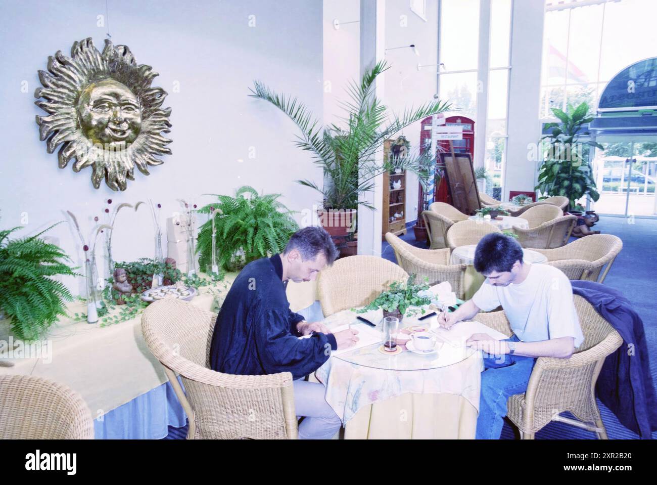 Register Leave off People, Commodore, 27-08-1997, Whizgle Dutch News: Historical Images Tailored for the Future. Erkunden Sie die Vergangenheit der Niederlande mit modernen Perspektiven durch Bilder von niederländischen Agenturen. Verbinden der Ereignisse von gestern mit den Erkenntnissen von morgen. Begeben Sie sich auf eine zeitlose Reise mit Geschichten, die unsere Zukunft prägen. Stockfoto