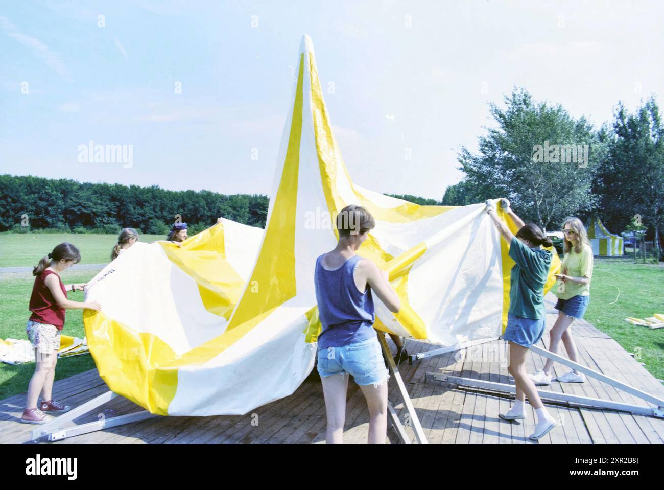 Setting Up the Rassismus Beat IT Zelt, Site, Spaarnwoude, 12-08-1997, Whizgle Dutch News: Historische Bilder zugeschnitten auf die Zukunft. Erkunden Sie die Vergangenheit der Niederlande mit modernen Perspektiven durch Bilder von niederländischen Agenturen. Verbinden der Ereignisse von gestern mit den Erkenntnissen von morgen. Begeben Sie sich auf eine zeitlose Reise mit Geschichten, die unsere Zukunft prägen. Stockfoto