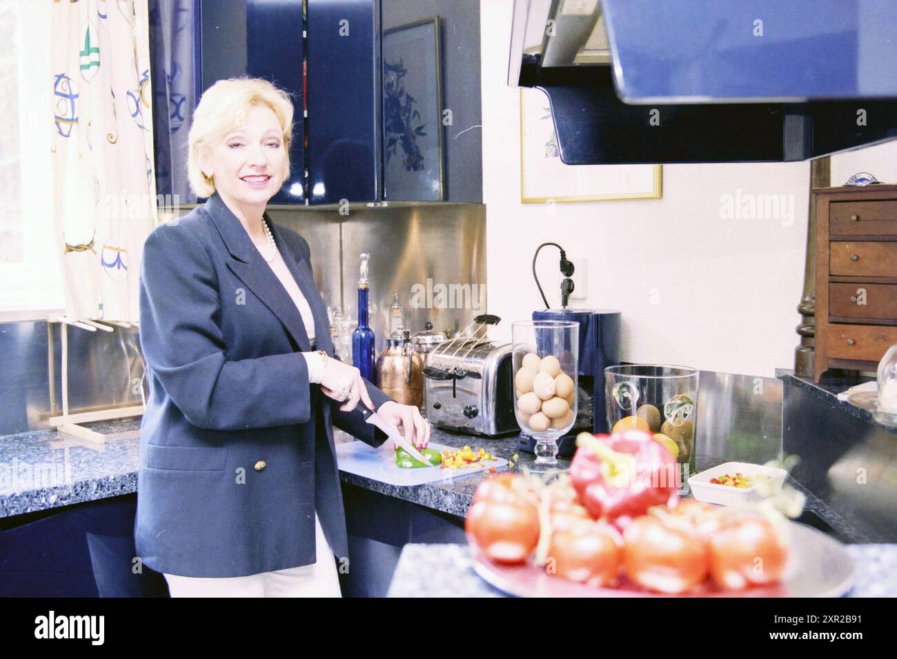 Kulinarische Publizistin Janny van der Lee - van der Heijden, 01-07-1998, Whizgle Dutch News: Historical Images Tailored for the Future. Erkunden Sie die Vergangenheit der Niederlande mit modernen Perspektiven durch Bilder von niederländischen Agenturen. Verbinden der Ereignisse von gestern mit den Erkenntnissen von morgen. Begeben Sie sich auf eine zeitlose Reise mit Geschichten, die unsere Zukunft prägen. Stockfoto