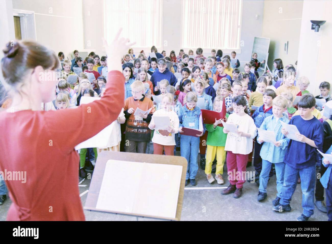Songprobe im April 30 in IJmuiden. Königin Beatrix besucht die Gemeinde Velsen am Tag der Königin 1997., IJmuiden, Niederlande, 09-04-1997, Whizgle Dutch News: Historische Bilder zugeschnitten auf die Zukunft. Erkunden Sie die Vergangenheit der Niederlande mit modernen Perspektiven durch Bilder von niederländischen Agenturen. Verbinden der Ereignisse von gestern mit den Erkenntnissen von morgen. Begeben Sie sich auf eine zeitlose Reise mit Geschichten, die unsere Zukunft prägen. Stockfoto