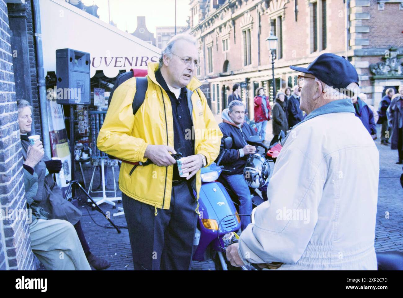 Mart Smeets serviert Kaffee, 21. 11. 1997, Whizgle Dutch News: Historical Images Tailored for the Future. Erkunden Sie die Vergangenheit der Niederlande mit modernen Perspektiven durch Bilder von niederländischen Agenturen. Verbinden der Ereignisse von gestern mit den Erkenntnissen von morgen. Begeben Sie sich auf eine zeitlose Reise mit Geschichten, die unsere Zukunft prägen. Stockfoto