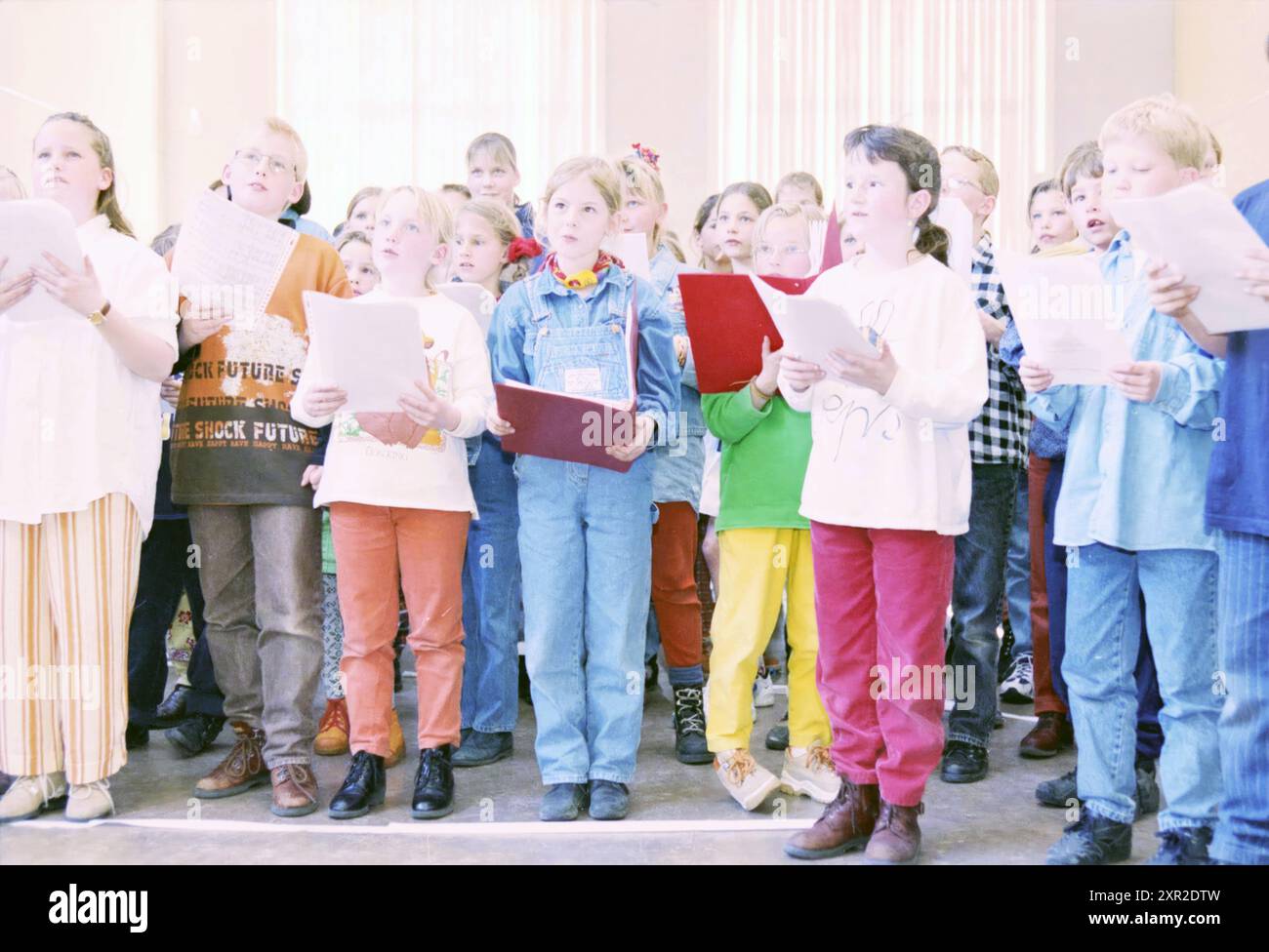 Songprobe im April 30 in IJmuiden. Königin Beatrix besucht die Gemeinde Velsen am Tag der Königin 1997., IJmuiden, Niederlande, 09-04-1997, Whizgle Dutch News: Historische Bilder zugeschnitten auf die Zukunft. Erkunden Sie die Vergangenheit der Niederlande mit modernen Perspektiven durch Bilder von niederländischen Agenturen. Verbinden der Ereignisse von gestern mit den Erkenntnissen von morgen. Begeben Sie sich auf eine zeitlose Reise mit Geschichten, die unsere Zukunft prägen. Stockfoto