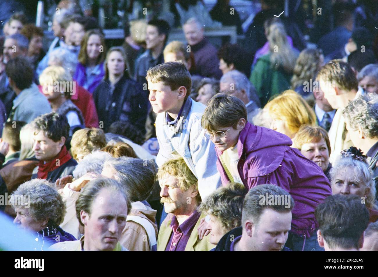 Party Haarlem 750, Rieu, Grote Markt (öffentlich), Haarlem, Grote Markt, the Netherlands, 17-05-1995, Whizgle Dutch News: historische Bilder für die Zukunft. Erkunden Sie die Vergangenheit der Niederlande mit modernen Perspektiven durch Bilder von niederländischen Agenturen. Verbinden der Ereignisse von gestern mit den Erkenntnissen von morgen. Begeben Sie sich auf eine zeitlose Reise mit Geschichten, die unsere Zukunft prägen. Stockfoto